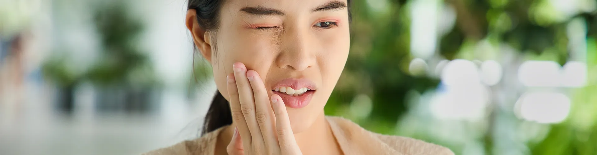 Woman with tooth pain